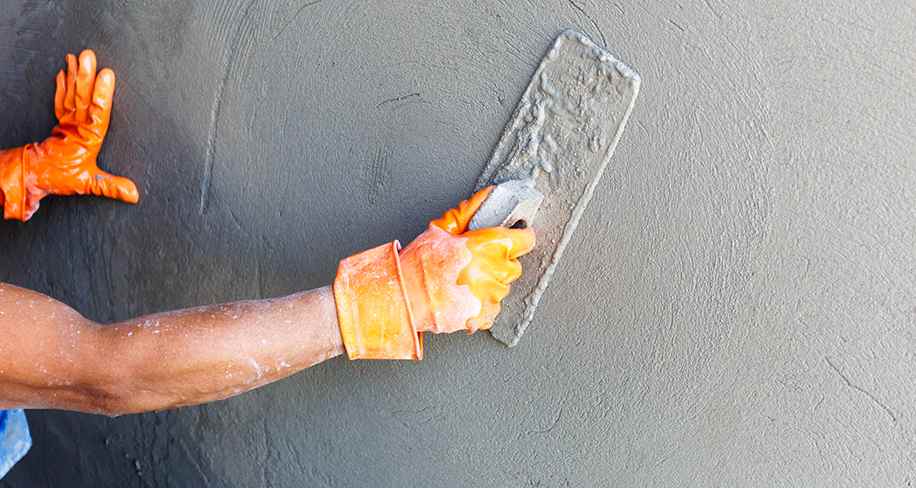 tukang sedang plester semen