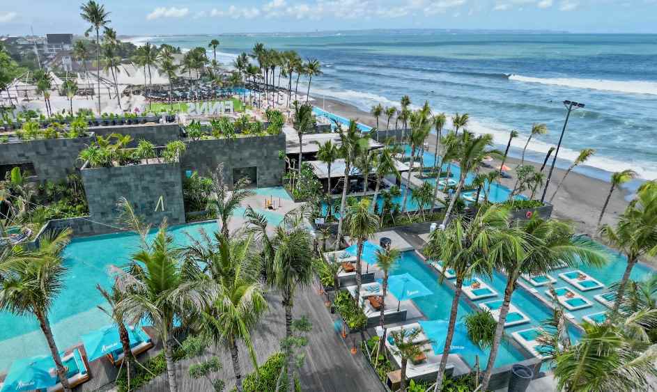 beach club dengan beragam amenitas di dalamnya