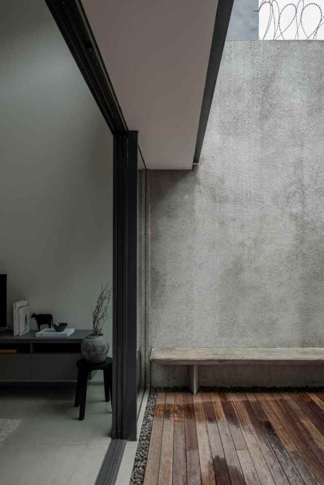 5. Tampil Sederhana dengan Outdoor Mungil di Belakang Rumah