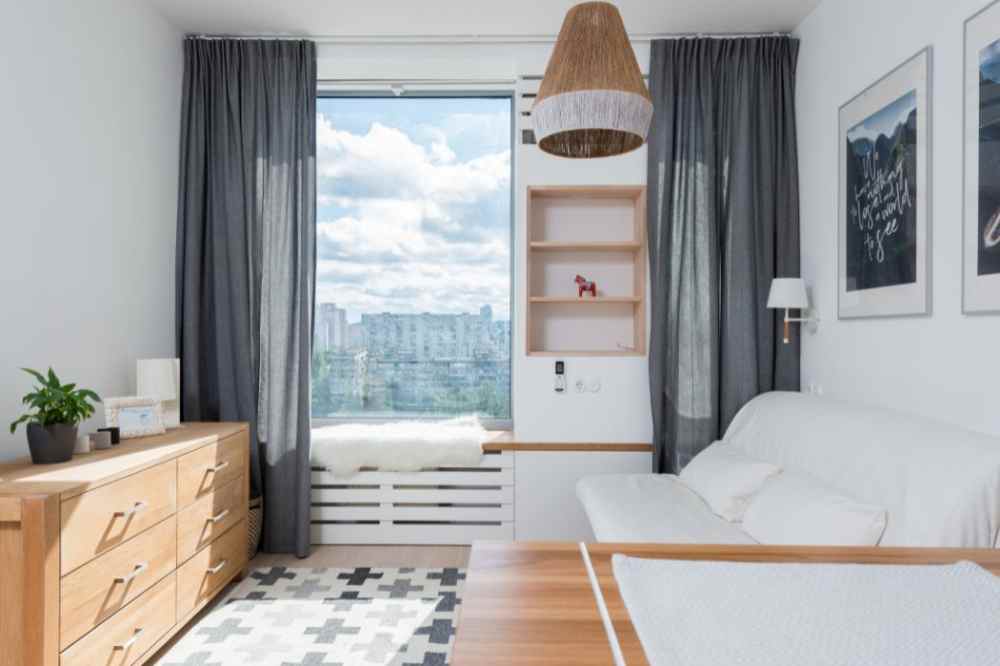 interior rumah dengan jendela luas