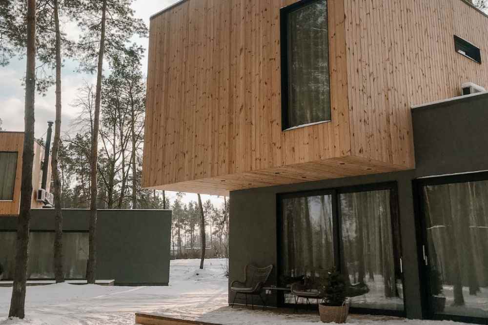 cat rumah hitam coklat kayu