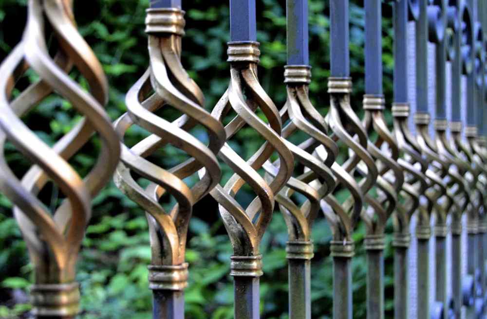 Pagar besi bergelombang