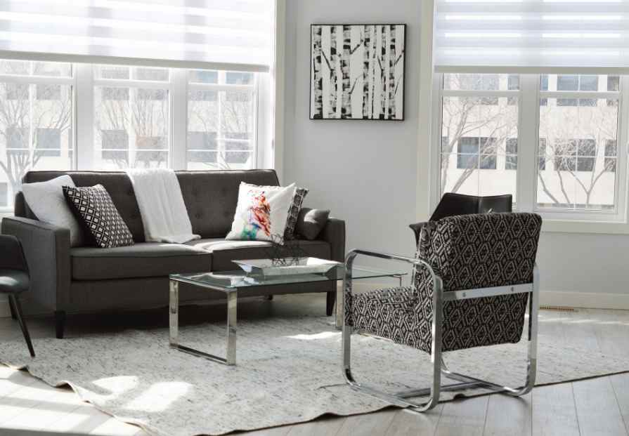 ruang tamu minimalis monokrom