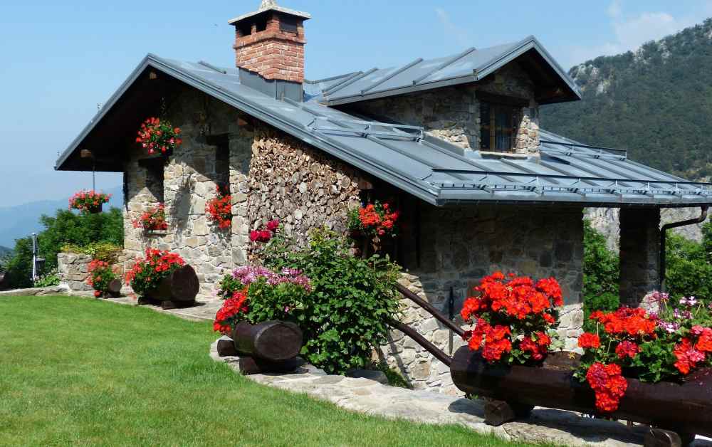 Rumah di pedesaan dengan bahan batu alam