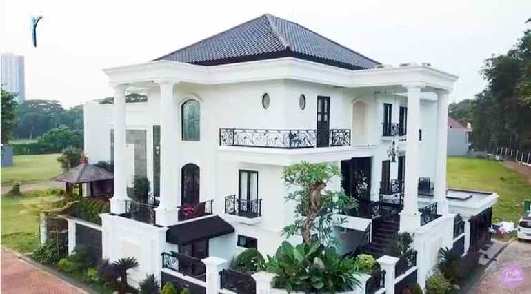 Istana Modern Prilly Latuconsina