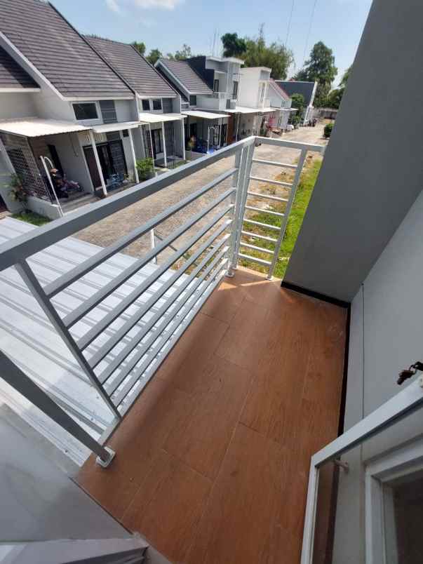 dijual rumah 2 lantai 3 kamar tidur bisa kredit