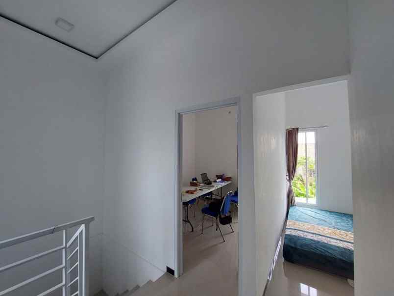 dijual rumah 2 lantai 3 kamar tidur bisa kredit