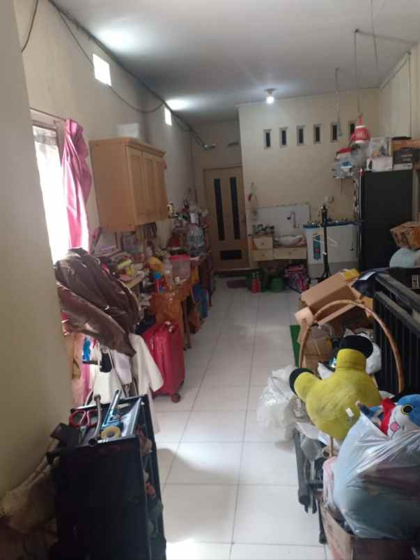 dijual rumah 2 lt pucang sewu kamar banyak ada 8
