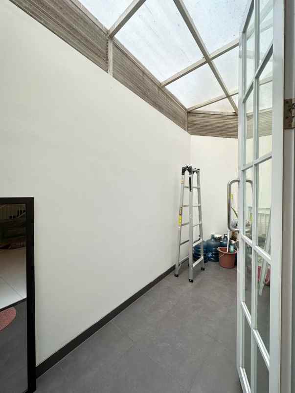 dijual rumah bambu apus cipayung