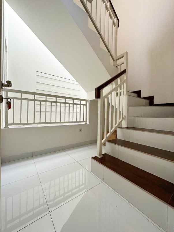 dijual rumah bambu apus cipayung