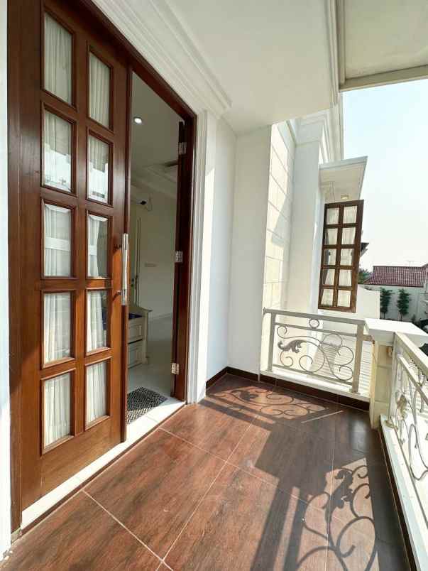 dijual rumah bambu apus cipayung