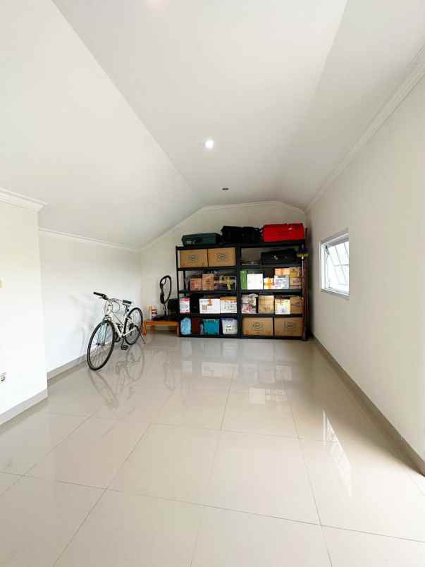 dijual rumah bambu apus cipayung