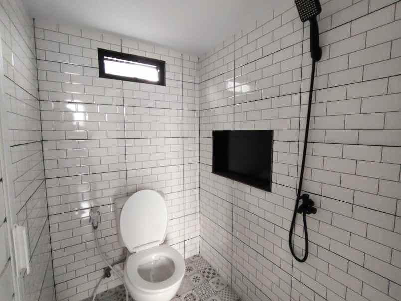 dijual rumah bambu apus pamulang