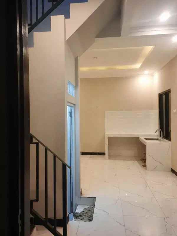 dijual rumah baru 2 5 lantai siap huni di bintaro