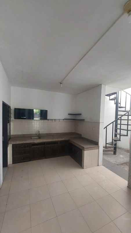 dijual rumah central park a yani