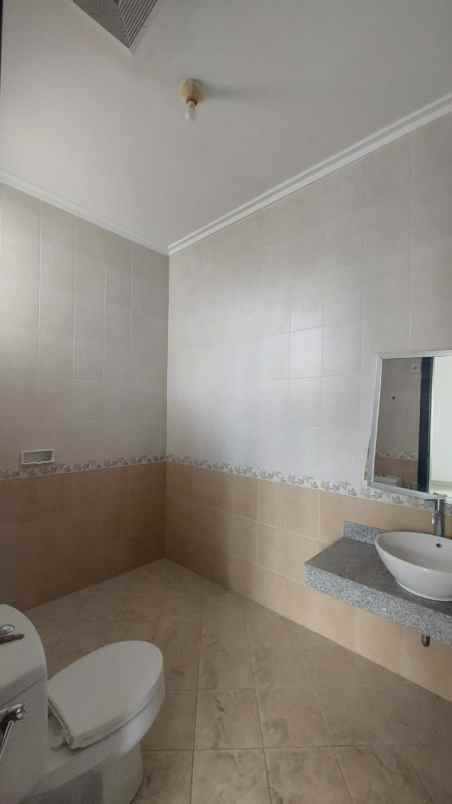 dijual rumah central park a yani