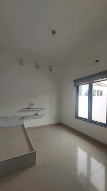 dijual rumah central park a yani