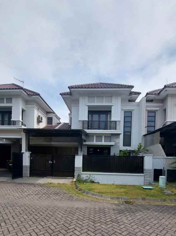 dijual rumah central park a yani