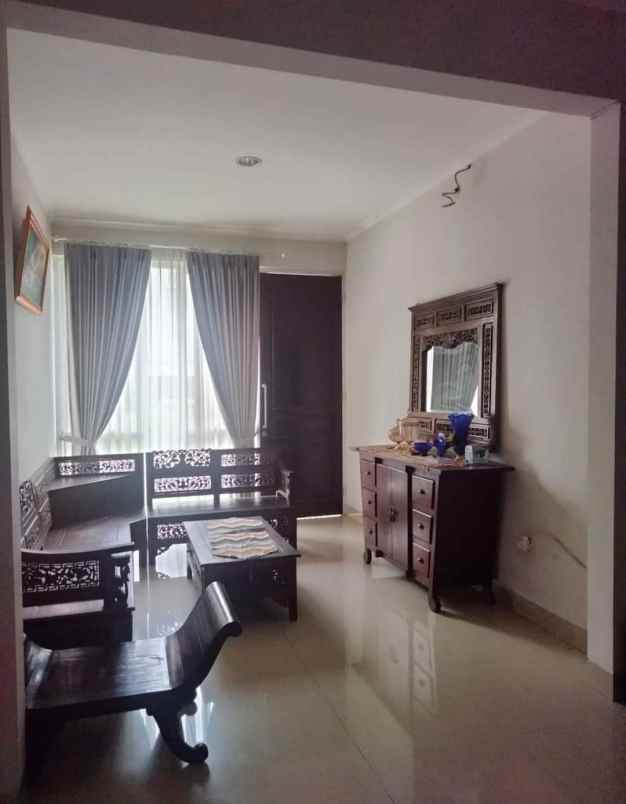 dijual rumah cirendeu