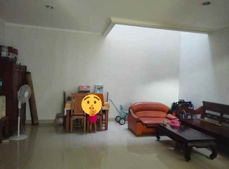 dijual rumah cirendeu