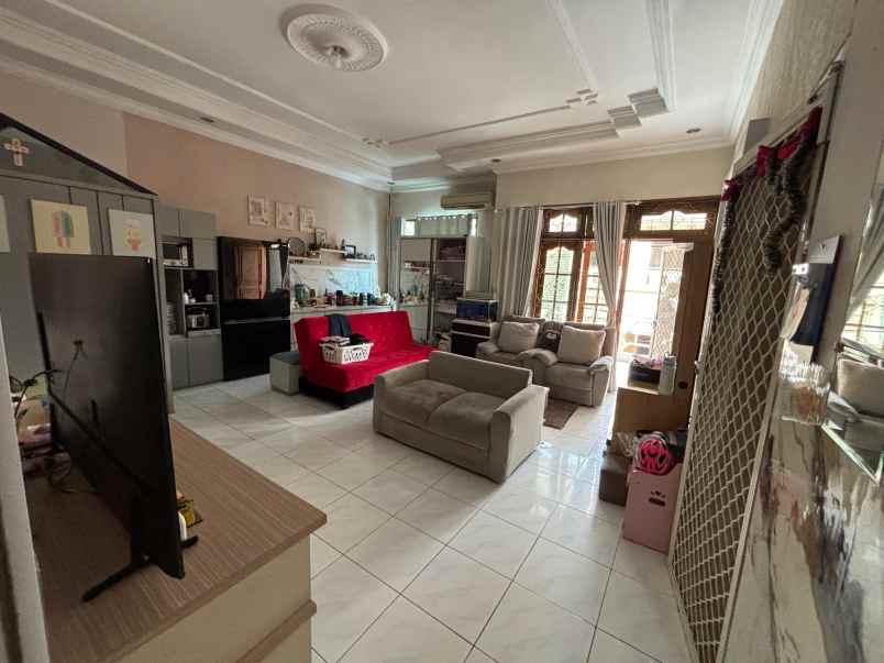 dijual rumah darmo satelit