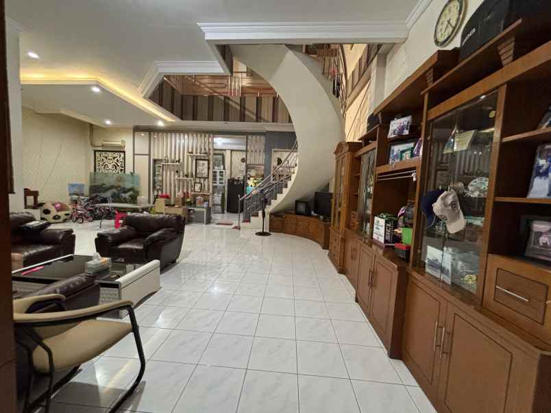 dijual rumah darmo satelit