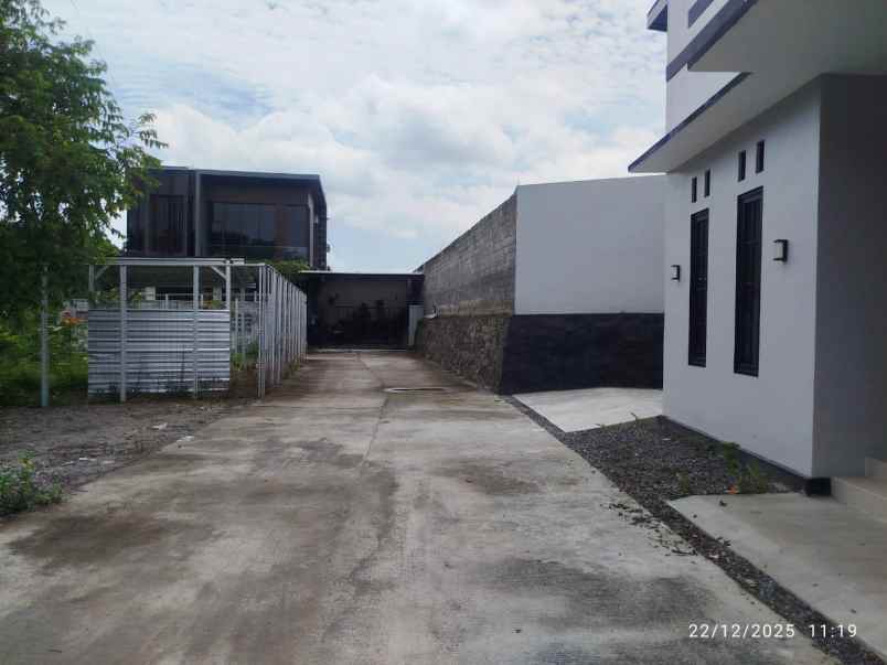dijual rumah dekat jalan tajem