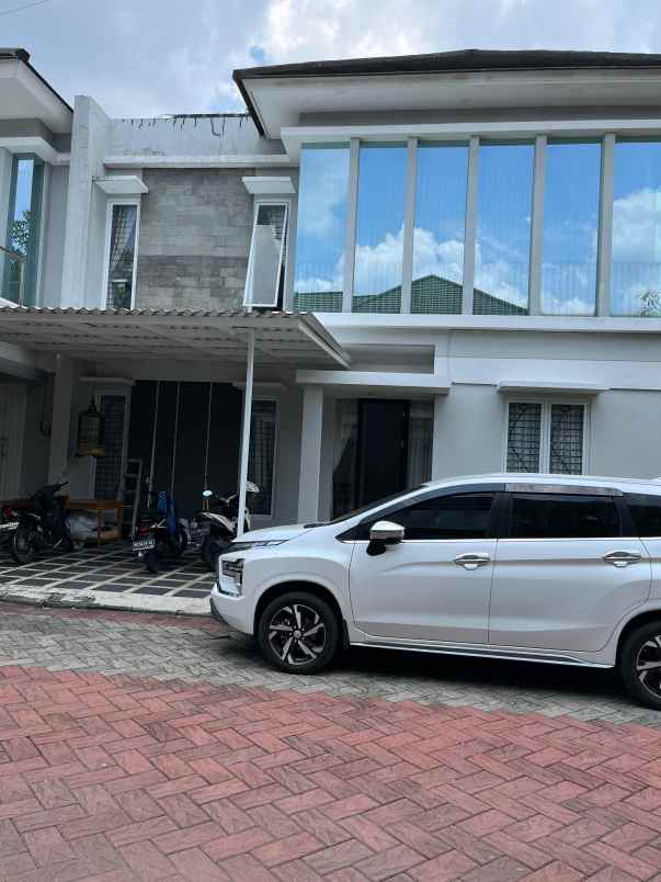 dijual rumah di perum elit colomadu karanganyar