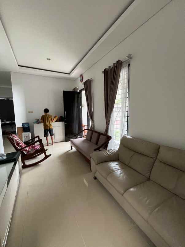 dijual rumah di perum elit colomadu karanganyar