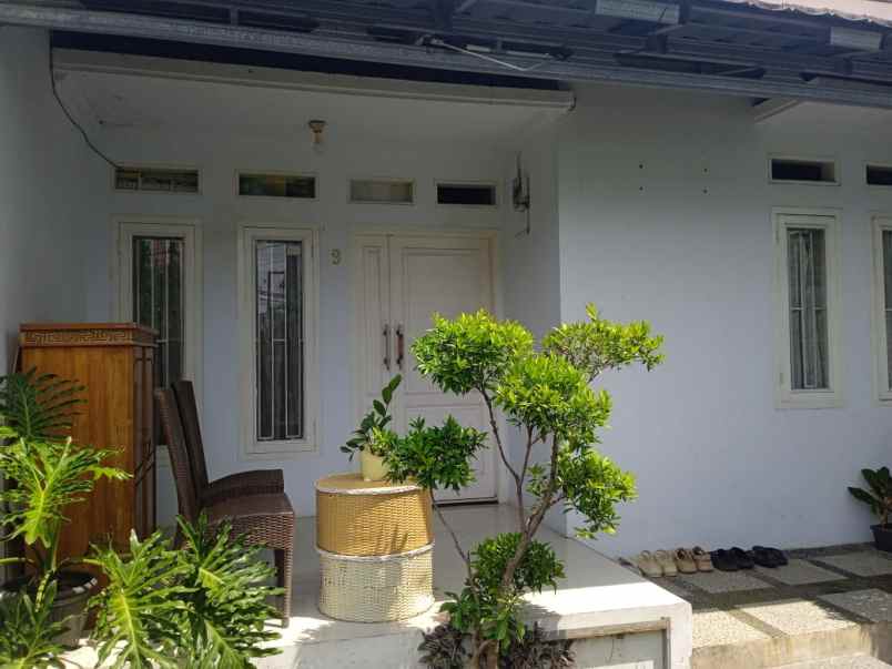 dijual rumah di perumahan kemantren sumber