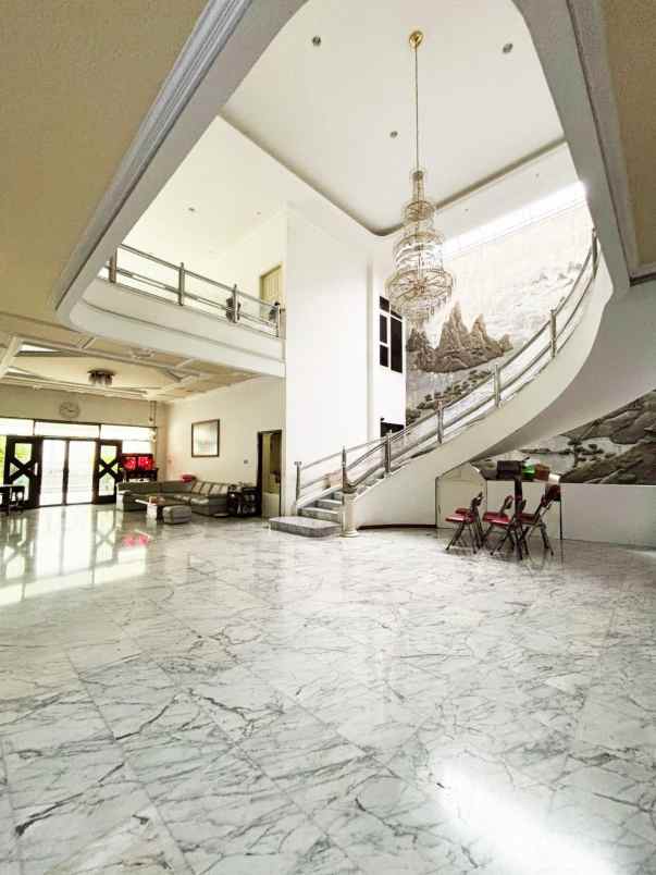 dijual rumah di raya dharmahusada indah