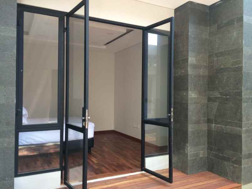 dijual rumah emerald cove summarecon