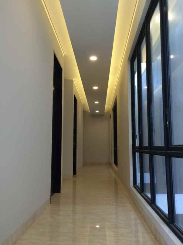 dijual rumah emerald cove summarecon