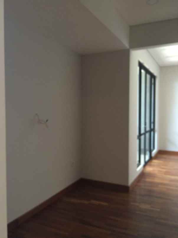 dijual rumah emerald cove summarecon