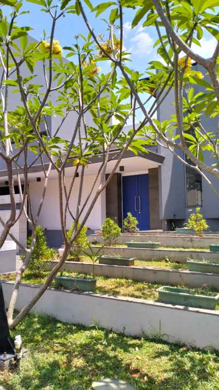 dijual rumah emerald cove summarecon