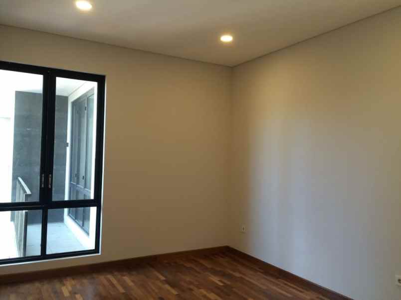 dijual rumah emerald cove summarecon