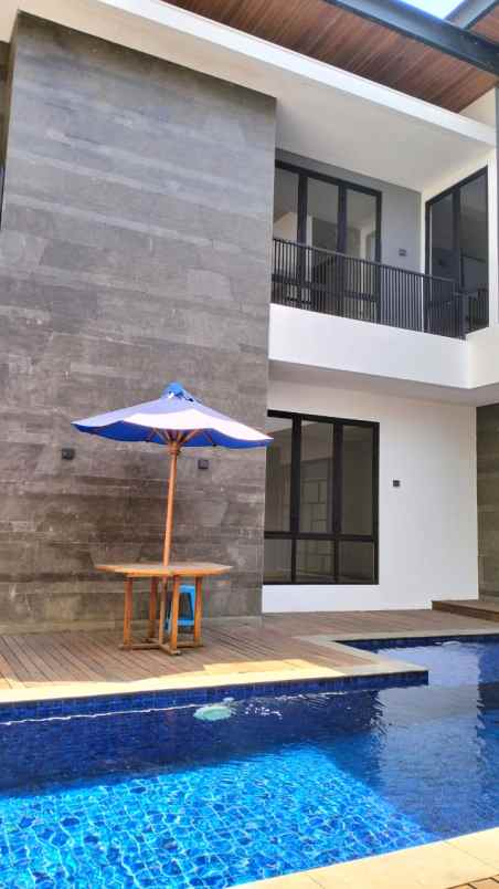 dijual rumah emerald cove summarecon
