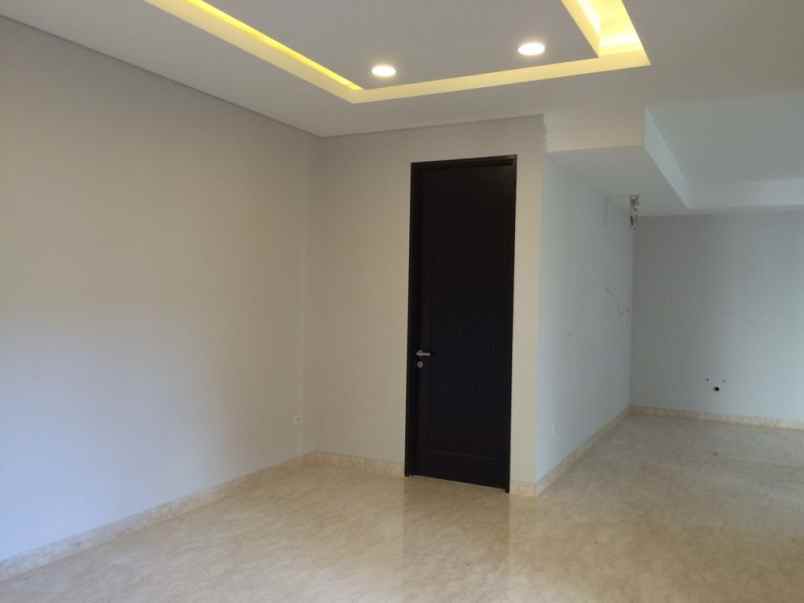 dijual rumah emerald cove summarecon