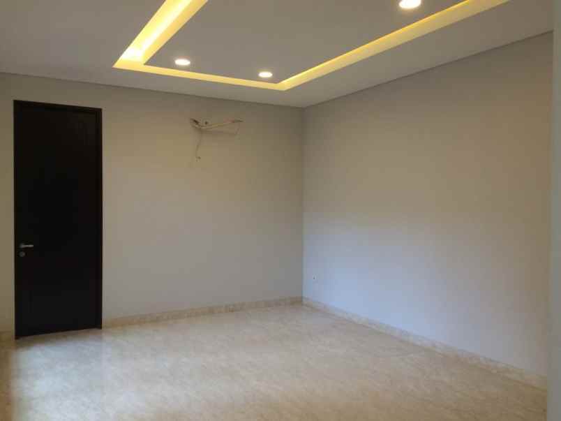 dijual rumah emerald cove summarecon