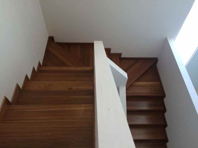 dijual rumah emerald cove summarecon