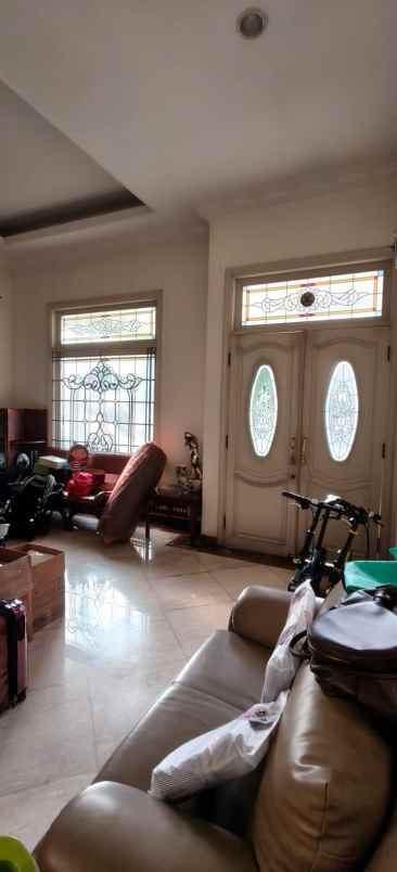 dijual rumah graha famili