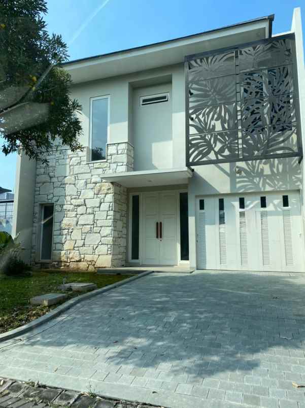 dijual rumah jalan pakuwon indah