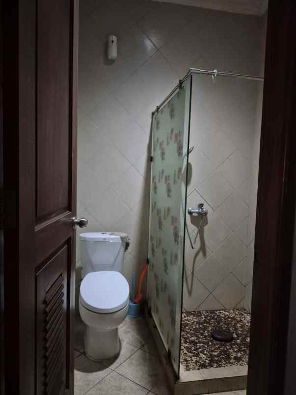 dijual rumah jalan raya cirendeu permai