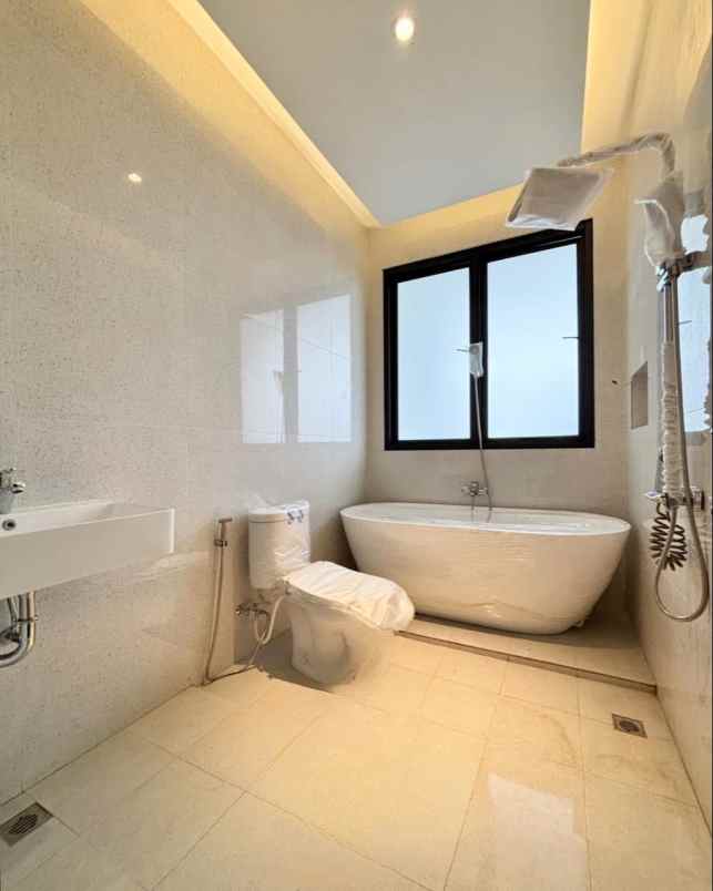 dijual rumah jalan raya jagakarsa