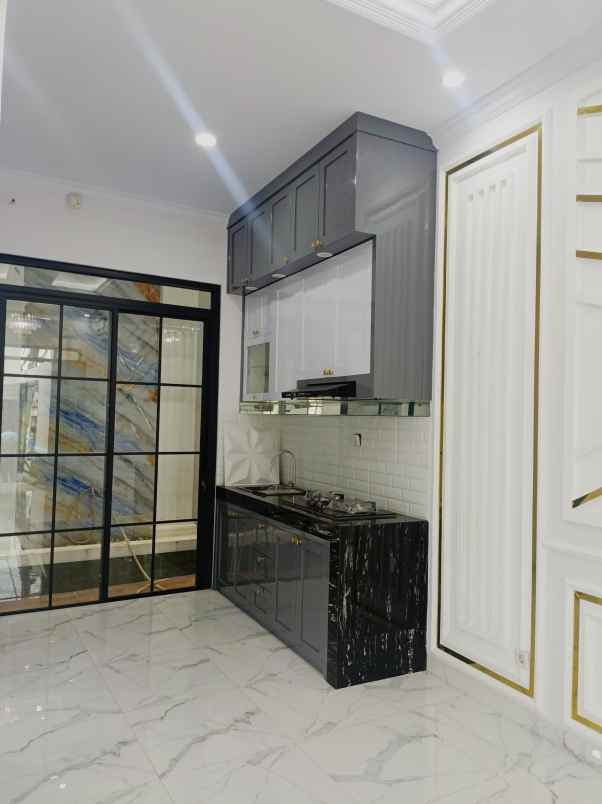 dijual rumah jalan raya jagakarsa