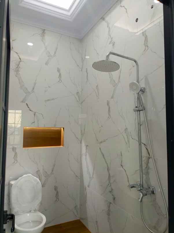 dijual rumah jalan raya jagakarsa