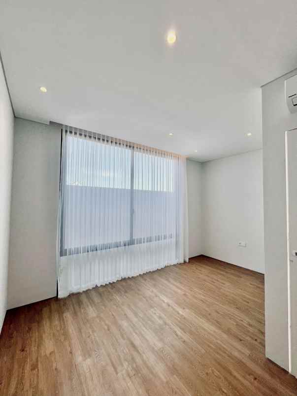 dijual rumah jalan sutorejo