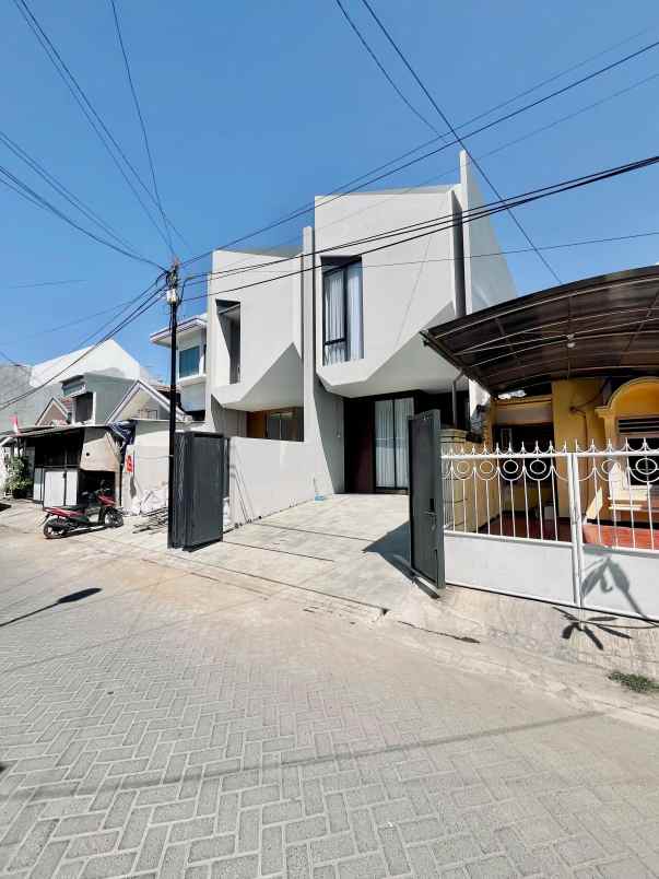 dijual rumah jalan sutorejo