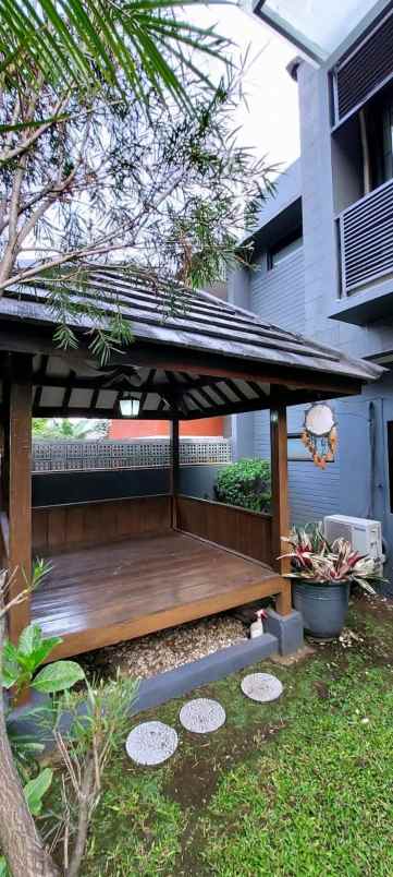 dijual rumah jl komplek batununggak