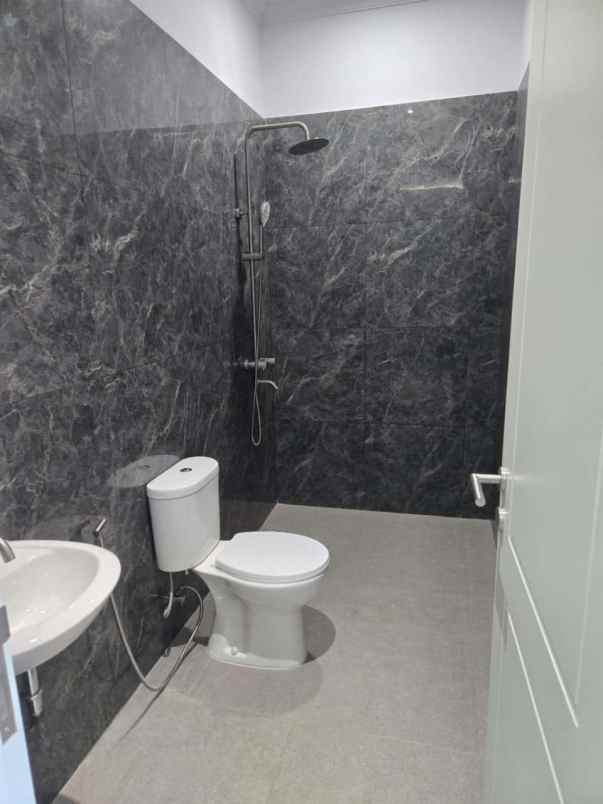 dijual rumah jl penyelesaian tomang